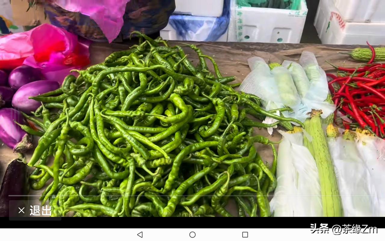 阿金挺不错的，带着妈妈去赶集，养猪又养鸡，忙得不亦乐乎。拍视频也有自己的一套方法