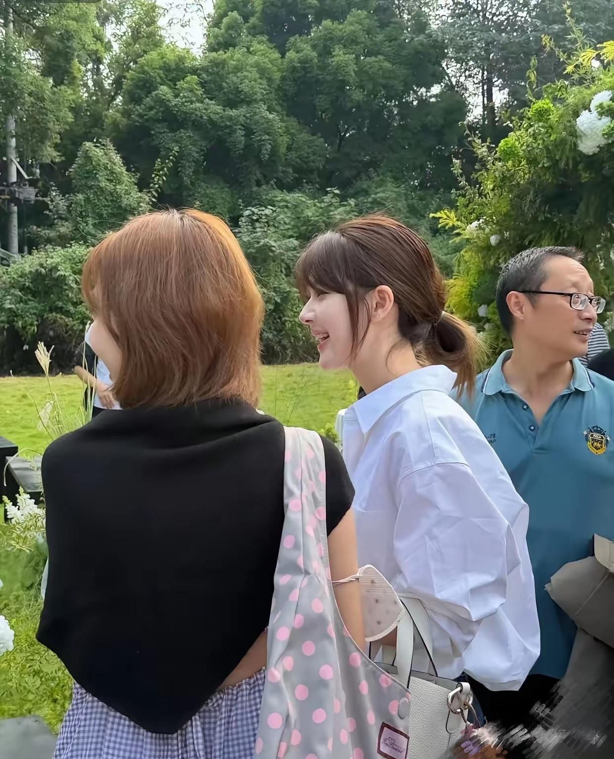 我宣布赵露思是最具活人感的女星
真的完全看不出有重症抑郁症
看她参加婚礼流出的各