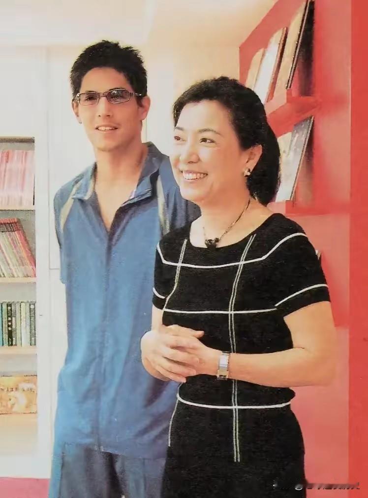 这张旧照拍摄于九十年代末，室内书架整齐，暖调的空间里，方智怡与儿子蒋友柏并肩而立