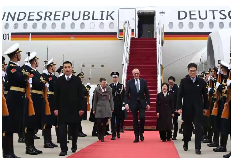 外媒这评论还挺有意思，默茨这转变确实大。以前那高高在上的德国总理形象，这次访华直