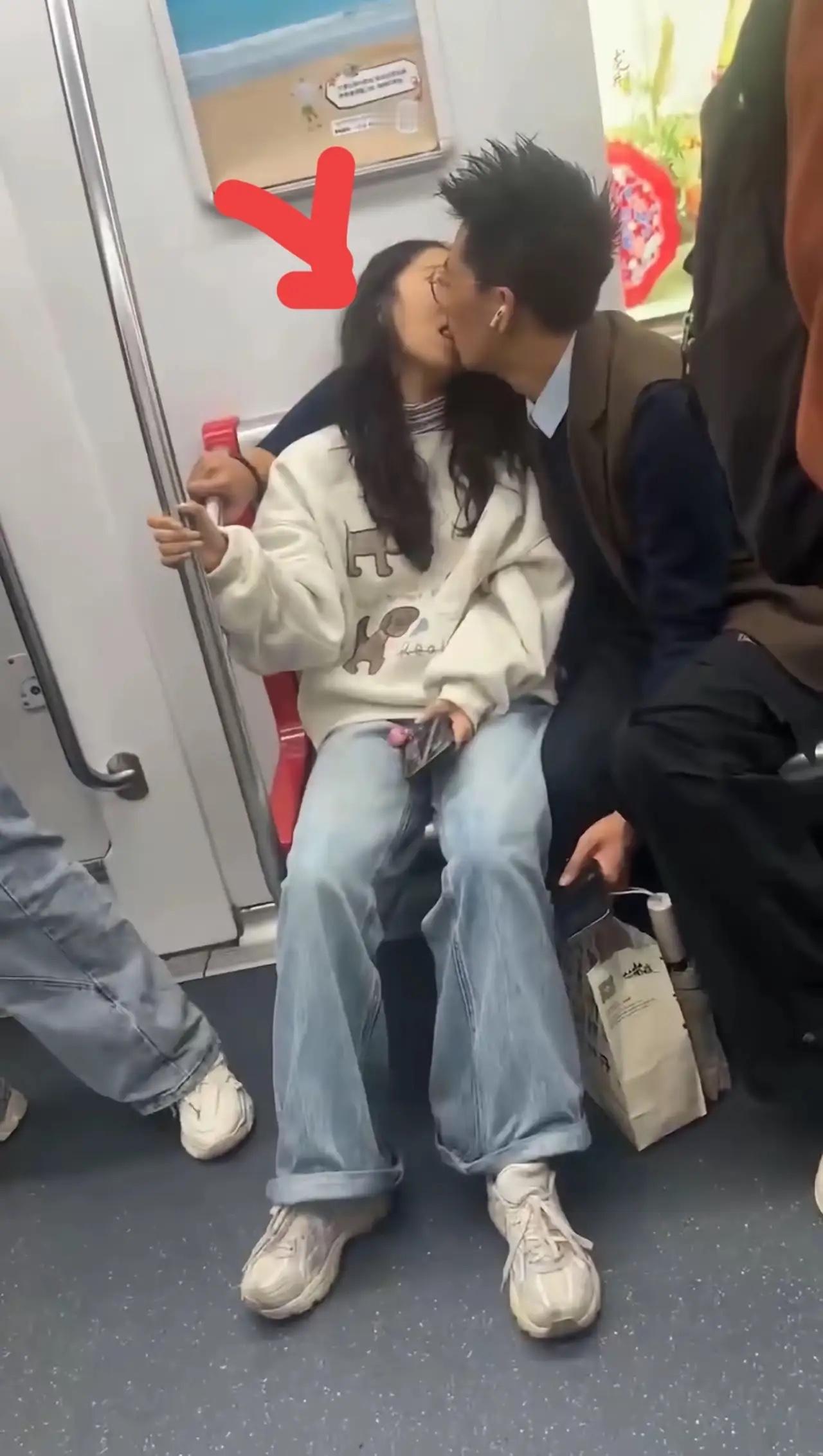 这一大早的，赶趟地铁就吃上狗粮了，直接在地铁里亲了起来，好想提醒他们，嘴角漏水了