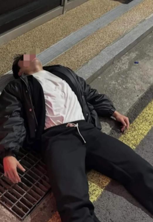 上海，60岁已婚男子参加朋友聚会，期间与一35岁女子眉来眼去。聚会结束后，俩人一