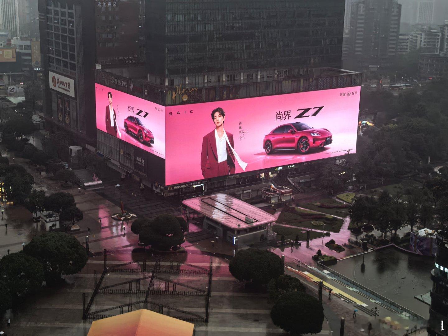 尚界品牌代言人肖战混迹车圈多年，游走各大城市商圈探店看新车，最近街头最抓人眼球的