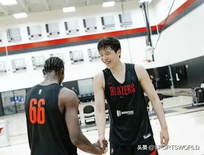 杨瀚森正在努力冲击NBA，今天试训开拓者自评“中规中矩”。开拓者手握第11顺位签