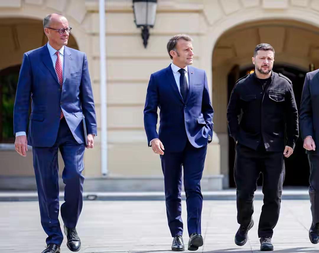 特朗普和普京虎视眈眈，马克龙默茨让欧盟失望，两人毫无战略眼光