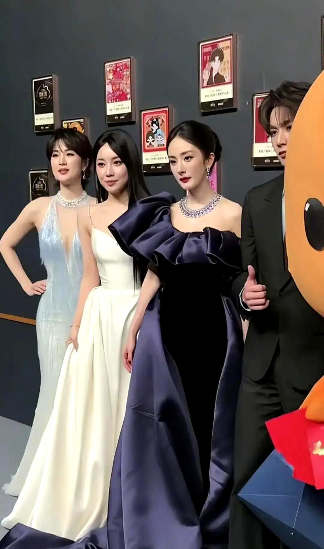 一张不存在的“杀青照”，竟然在网上炸出了几万条评论。
 
图里，杨幂亲自给姚安娜