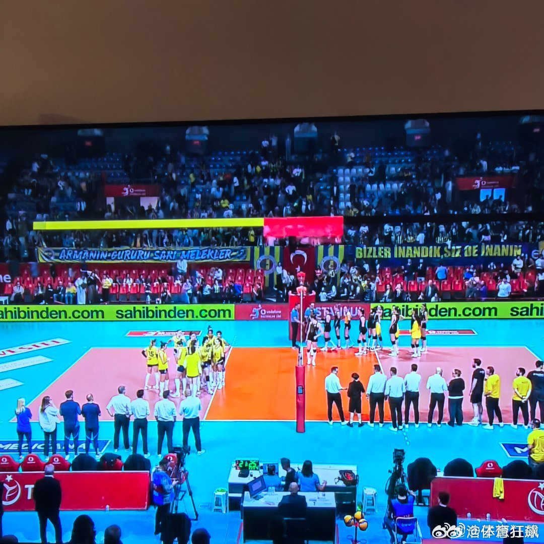 挣扎了两分，还是0-3落败，费内第一个主场就这么一边倒结束了…  cr：浩子想打