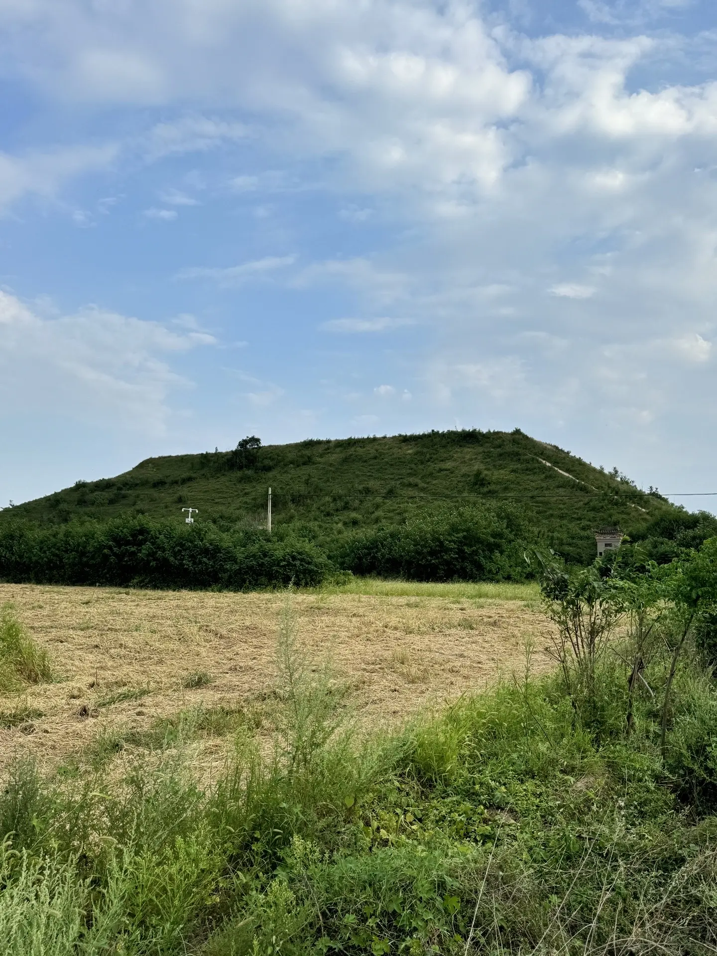 汉元帝渭陵 渭陵封土之大，爬上便知！ 渭陵，位于陕西省咸阳市渭城区，是...