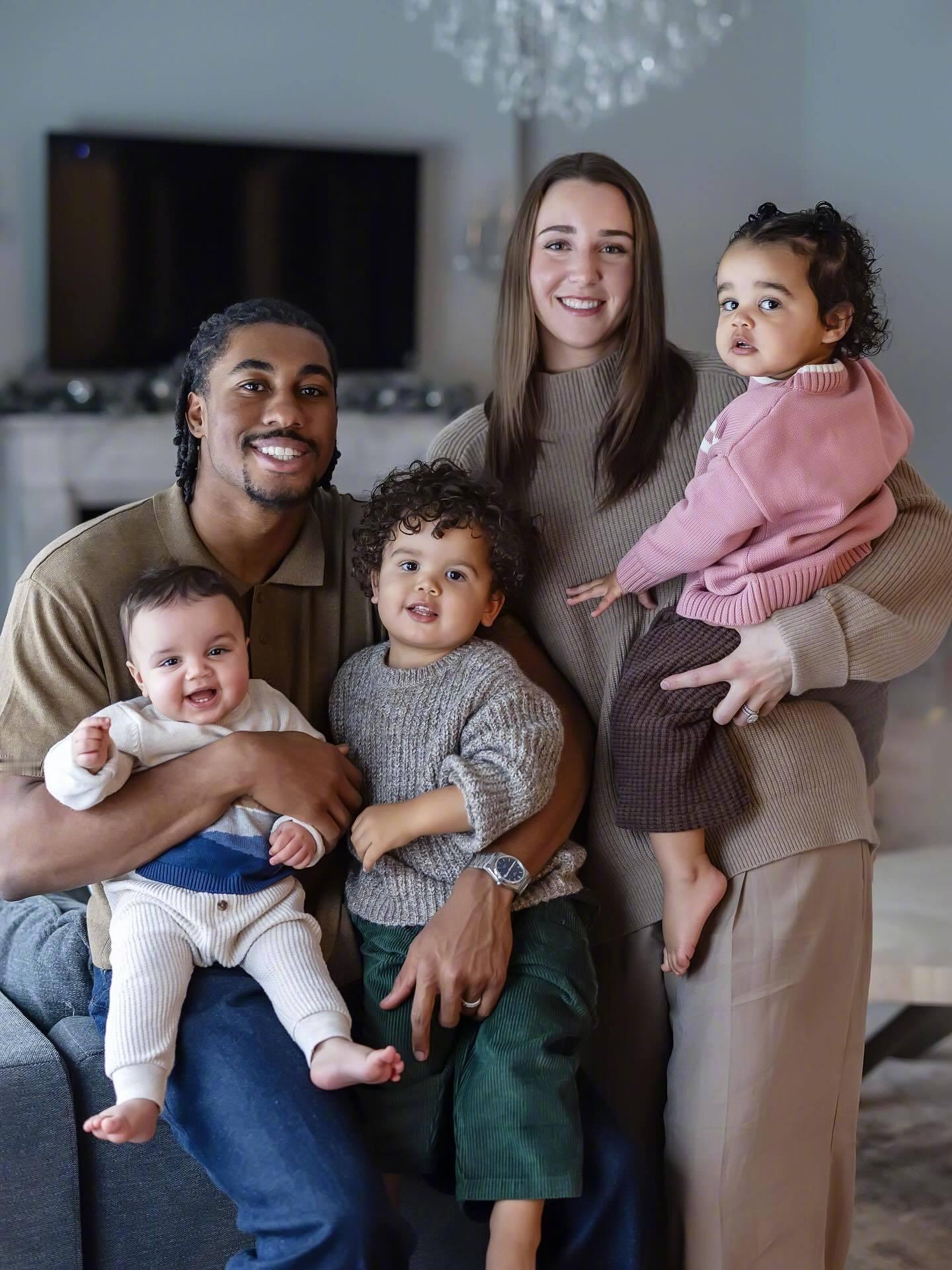 艾维的幸福一家，他的妻子凯特琳也是他的普渡大学校友、校队女排球员。 