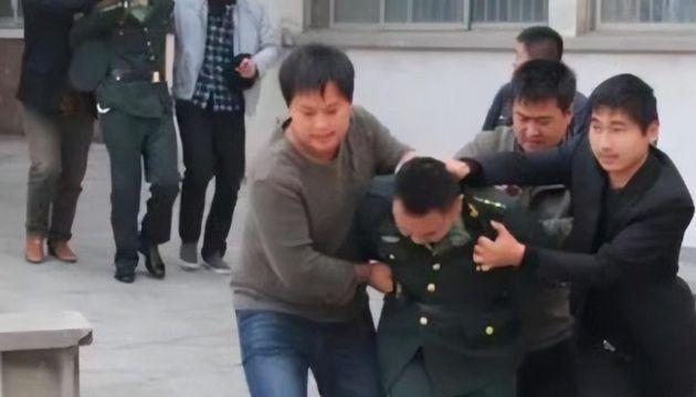 “我是中国人民解放军陆军少将，你们谁敢抓我！”，一直到被抓的这一刻，他还沉浸在自