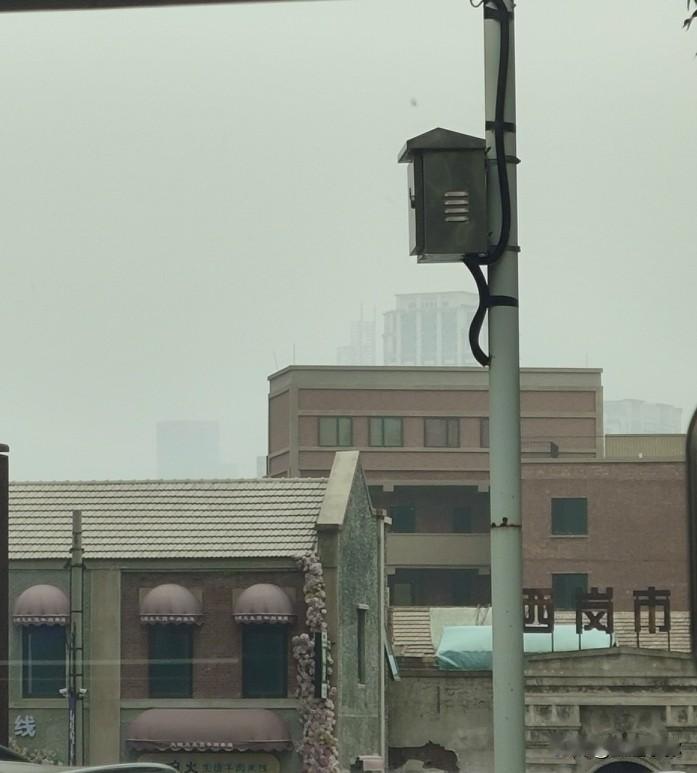 大连新开路旁残碑：东关街西岗市场的百年往事
 
坐40路行经新开路，总能看见东关