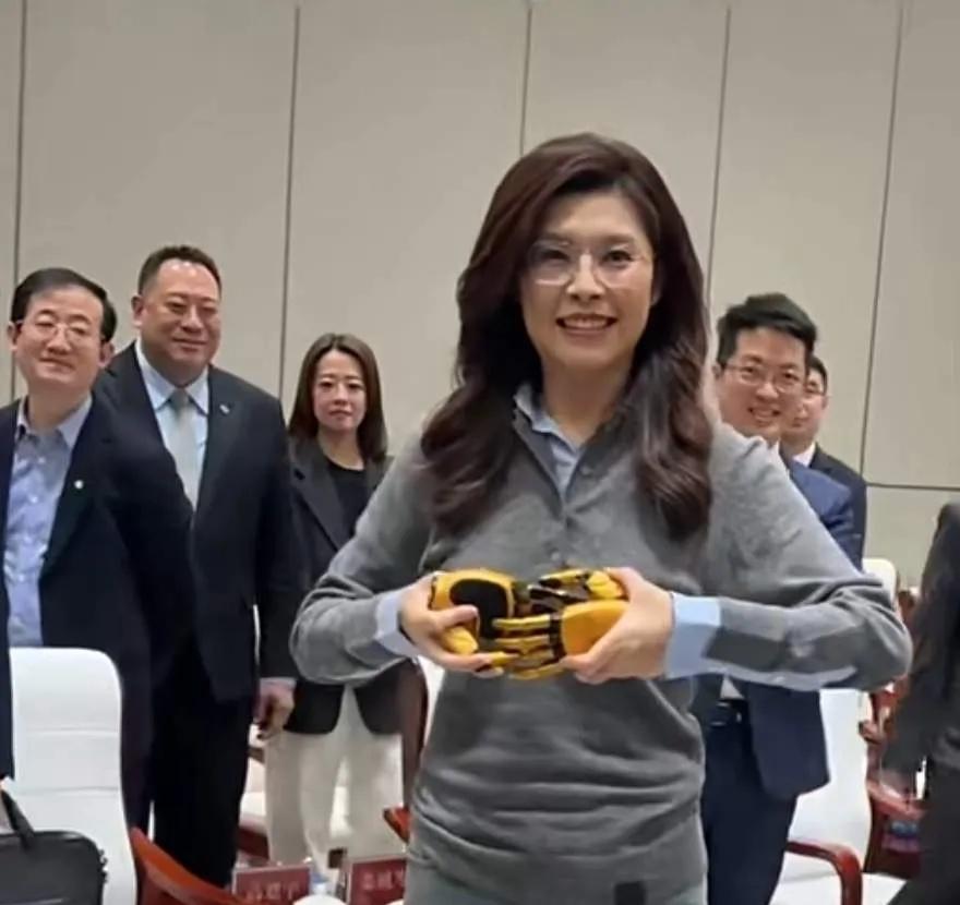 郑丽文参观中关村获赠仿生手

4月11日，郑丽文在北京中关村参观时，企业负责人将