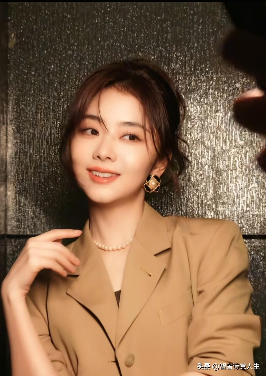 优雅职场风来袭，松韵珍珠项链配复古耳环，穿出了满满的女性魅力！ 温柔风耳饰穿搭 