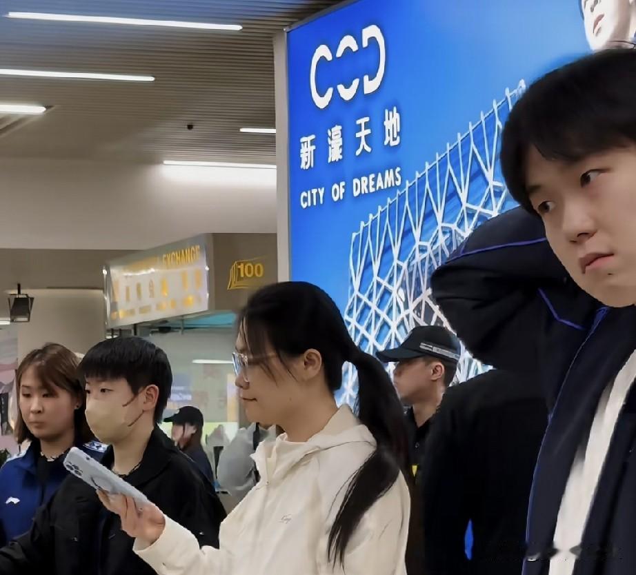 看到孙颖莎身边的人，我就放心了，美国大满贯之旅，莎莎必将有所斩获！

莎莎左手边