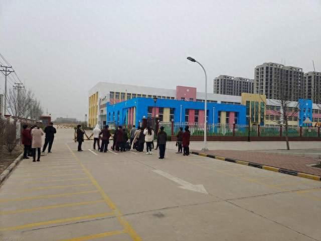 家长举报学校无果，转头连教育局一起告：孩子成了筹码
