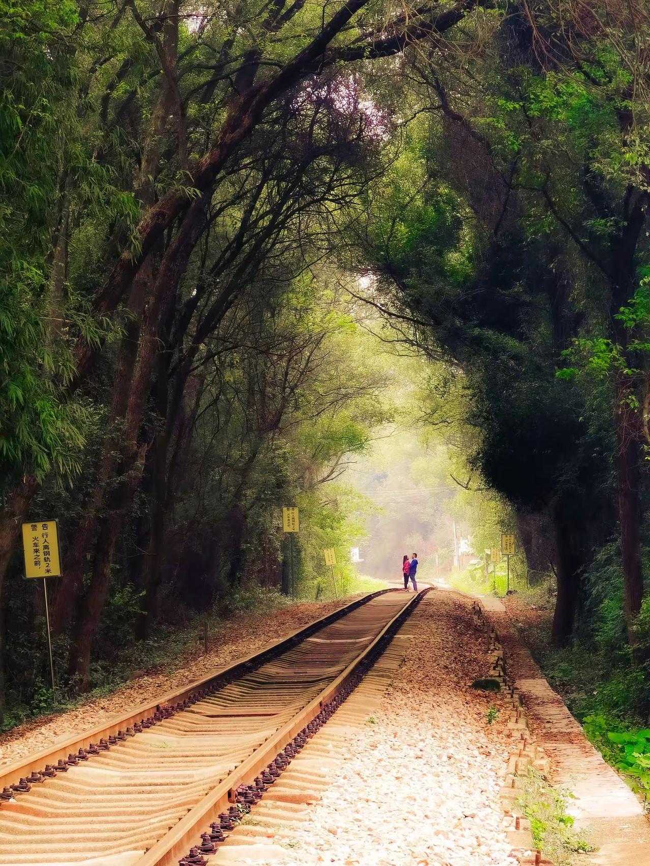 2026华为影像大赛。最美瞬间的时光隧道，情侣面对面站在时光隧道光影照亮下，仿佛