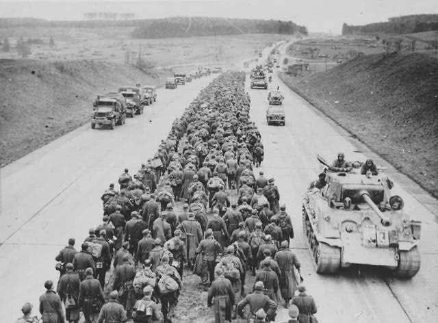 1944年，57000名德国战俘在莫斯科街头进行游街。为避免意外发生，苏军决定在