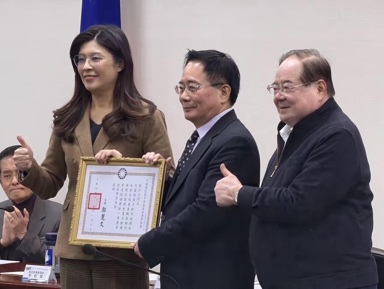 带着勋章入狱还收获全网力挺？蔡正元这事儿，早不是个人输赢，而是台湾政坛的正义试金