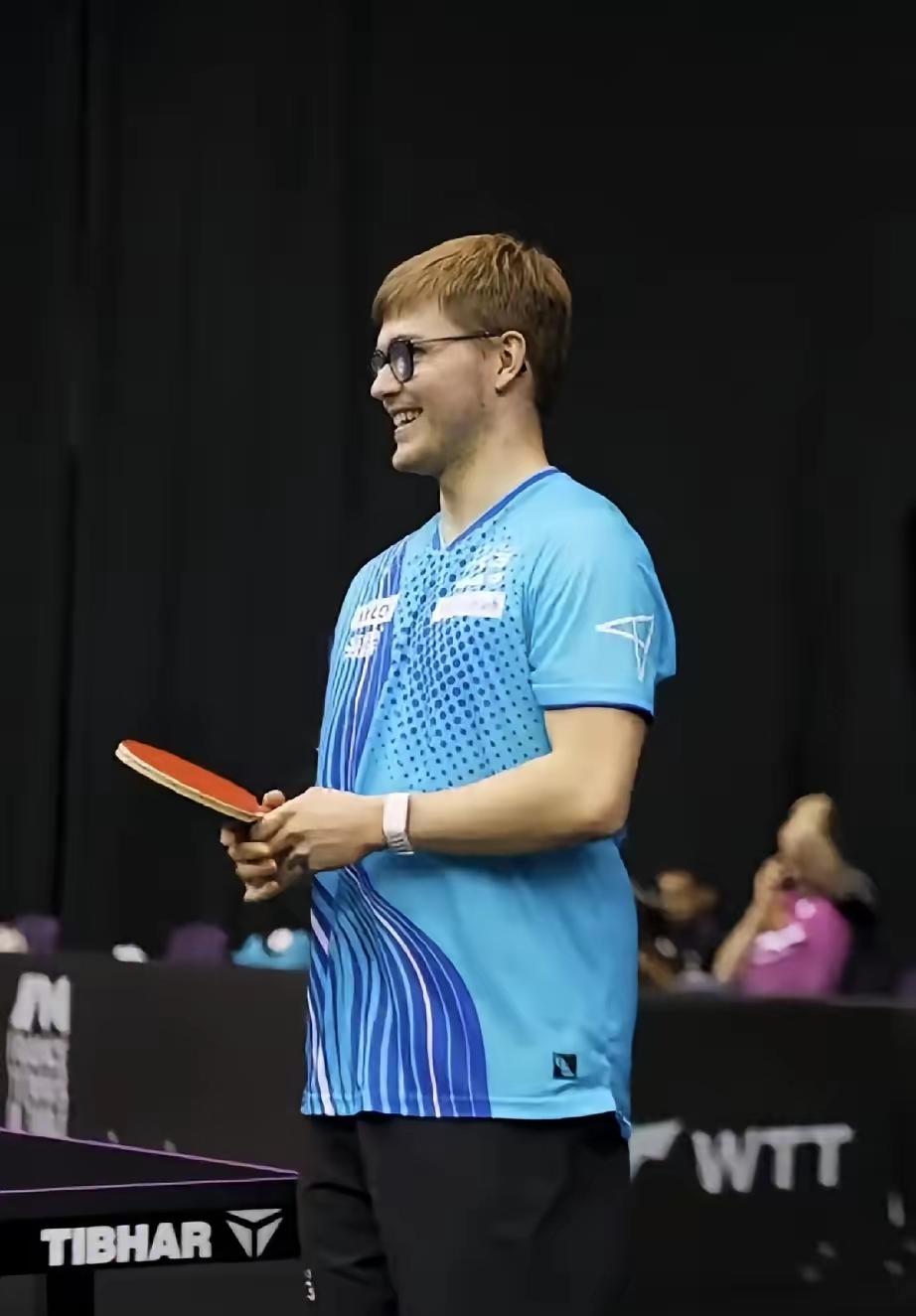 大勒布伦输球咋还乐呵呵的🏓
输给了莎莎，所以笑得特别开心。
跟莎莎切磋球技，