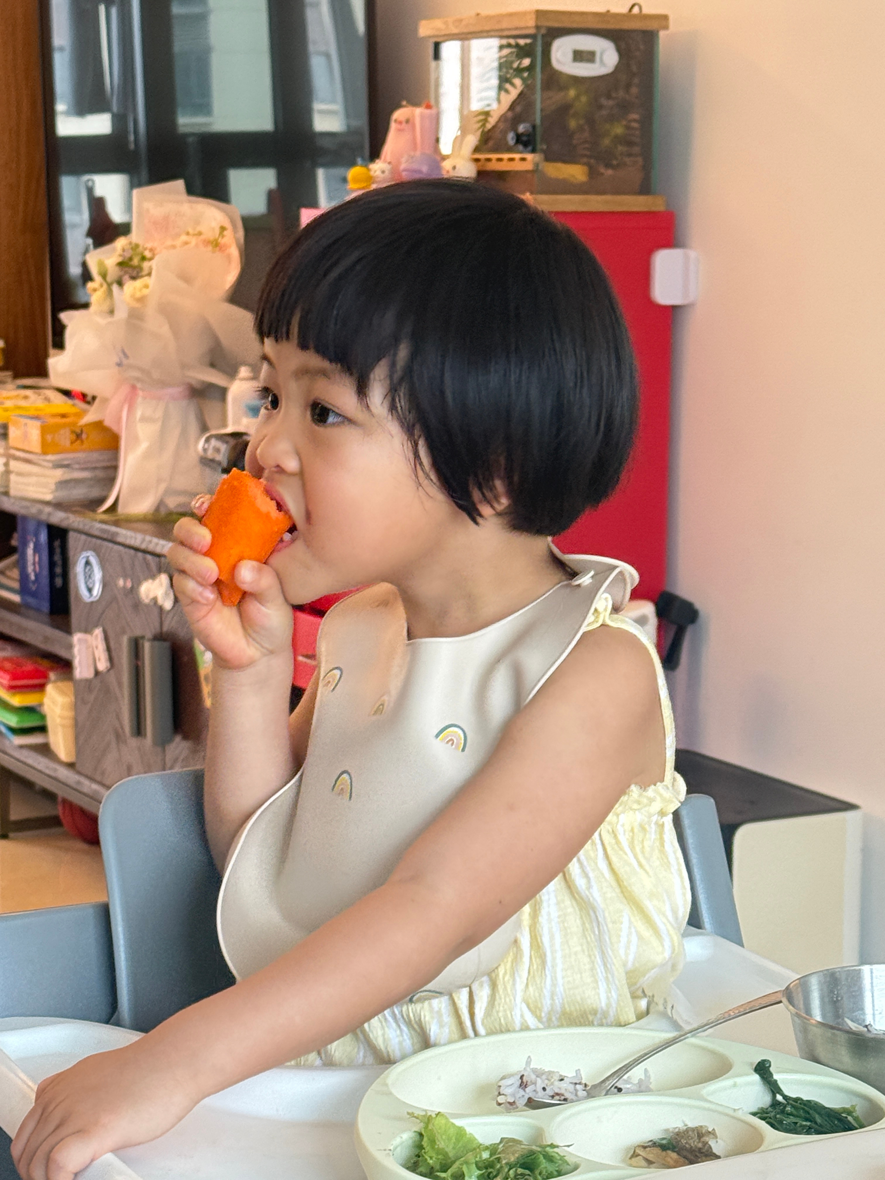 吃饭了球宝好像小型我妈，我做沙拉，球宝在旁边讲解：妈妈在切小萝卜，切成一片片的；