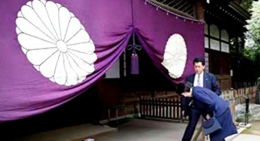 4月22日，126名日本议员组团前往靖国神社参拜。就在这件事发生的同一天，这支参