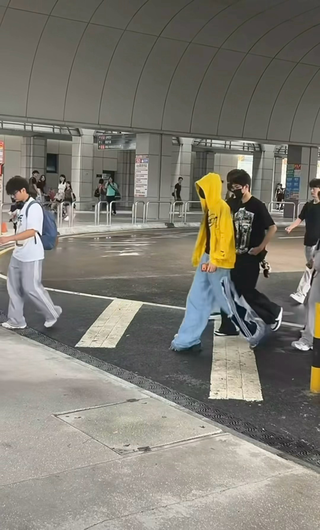 依旧穿的很潮准备走机场 
