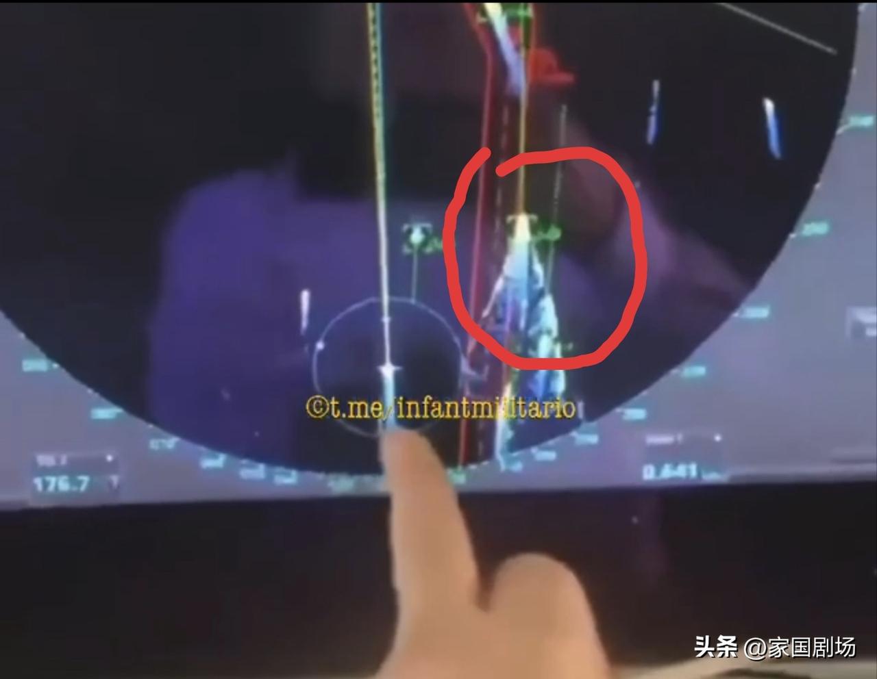 笑不活了，我们的船员在苏伊士运河附近，看到福特号航母和护卫舰，还顺便给伊朗发了定