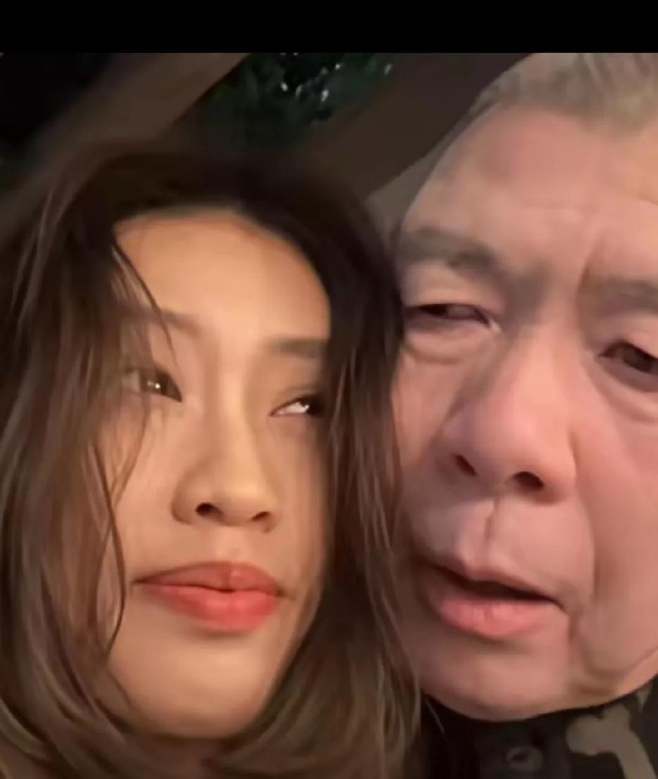 养女与养父有身体方面的特别亲密、亲昵为什么被关注和怀疑？大导演冯小刚与养女脸贴脸