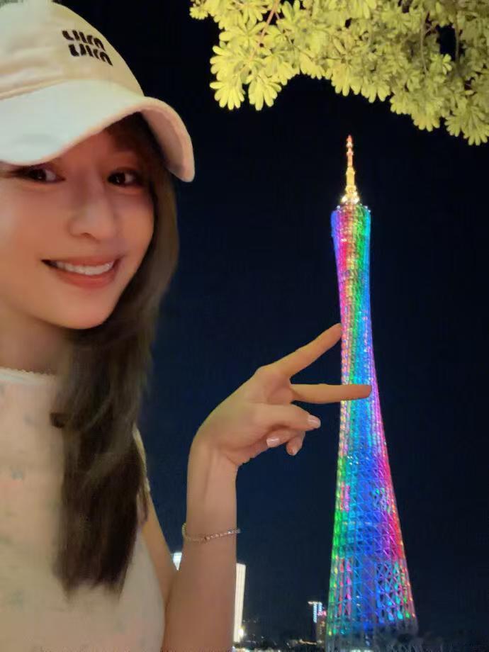 王心凌王心凌 刷到路人在广州偶遇姐姐拍物料，随手拍的生图状态好到离谱，素颜感妆容