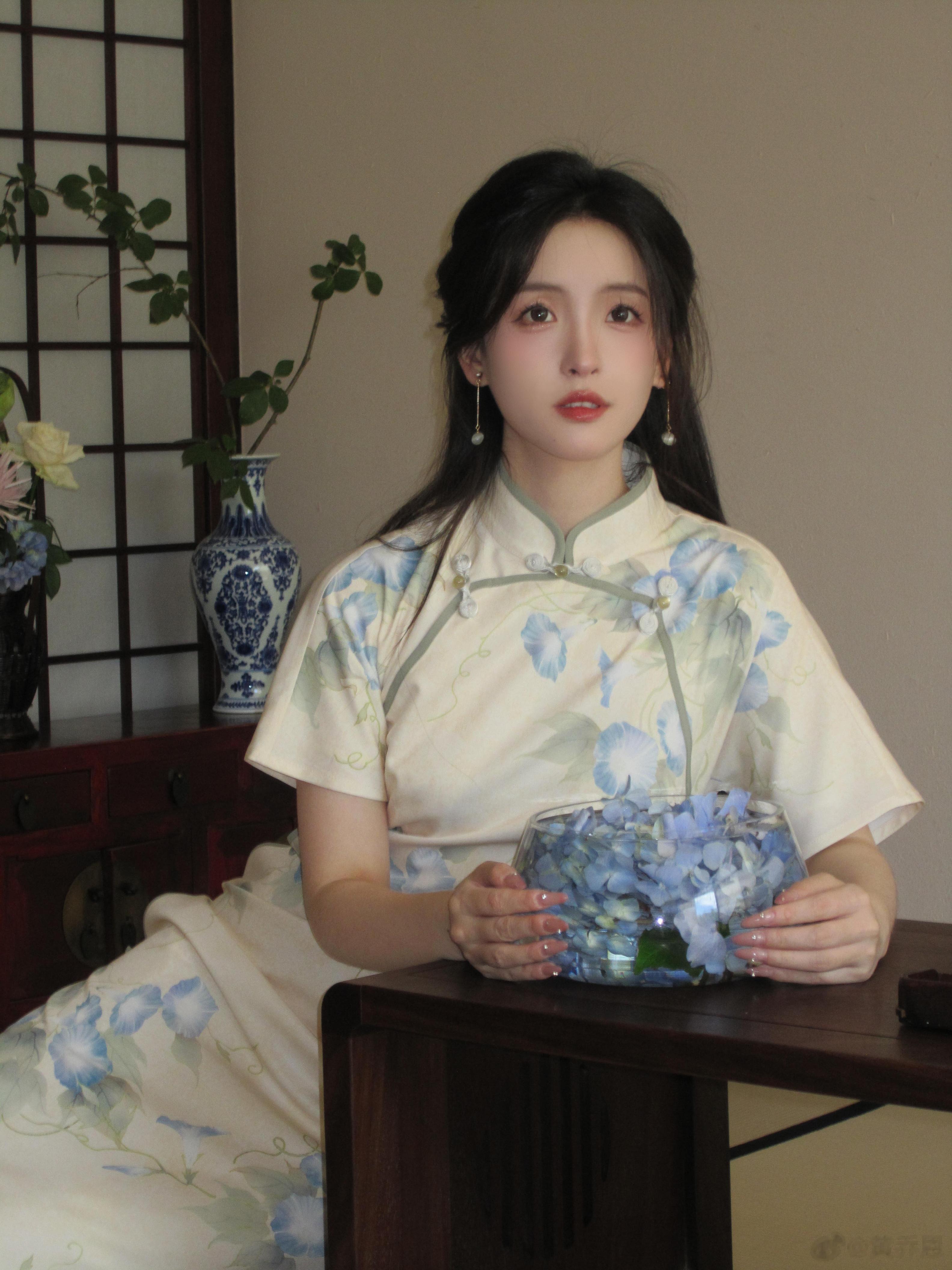 玉朝颜/蕙兰心/宣纸蝶今年的最后三件短袖旗袍，搭配针织外套 比较适合初秋多变的天