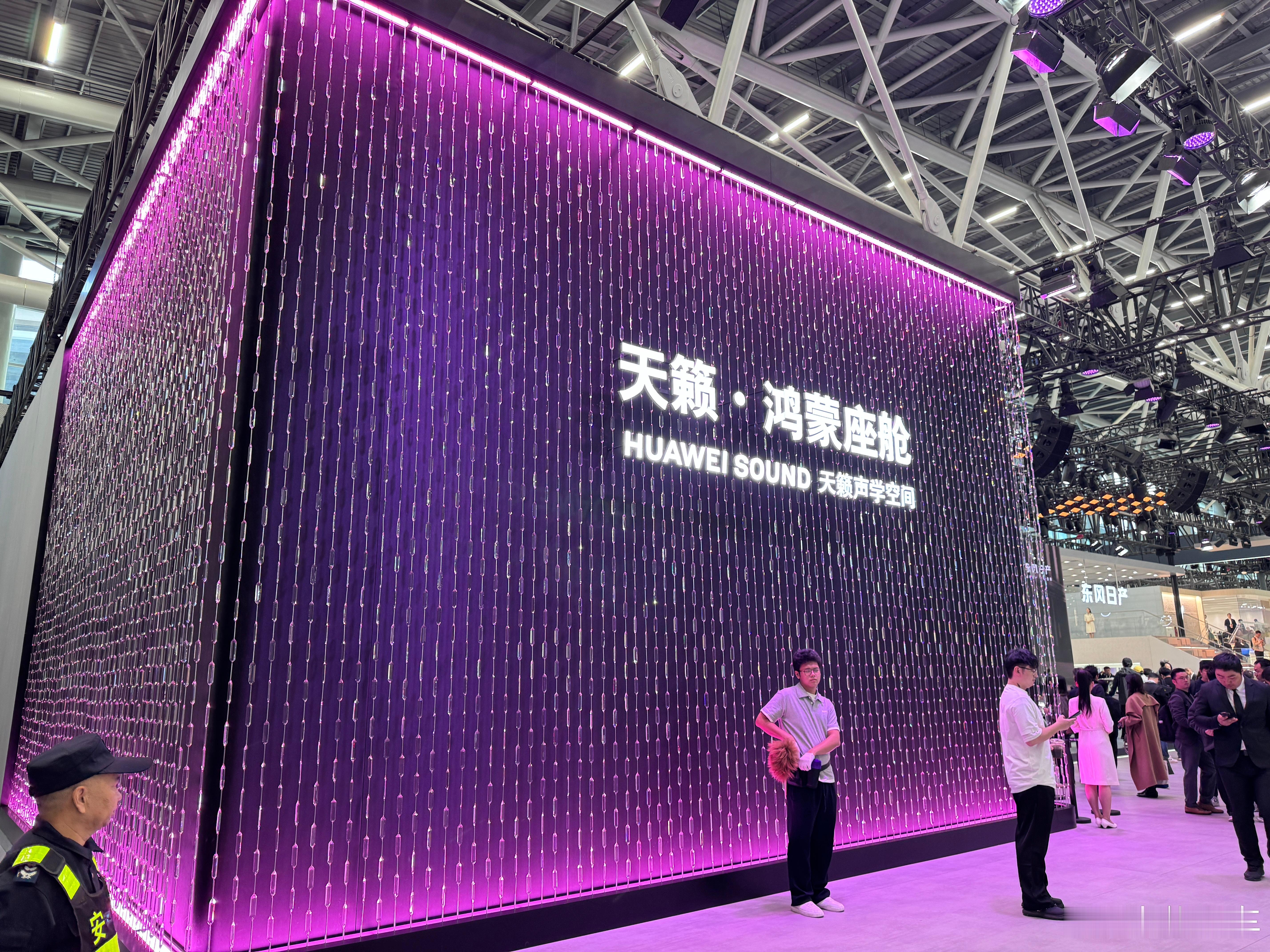 日产天籁+鸿蒙座舱？两位大哥，你们是要搞哪样？这俩词放到一起，是多么的割裂啊？不