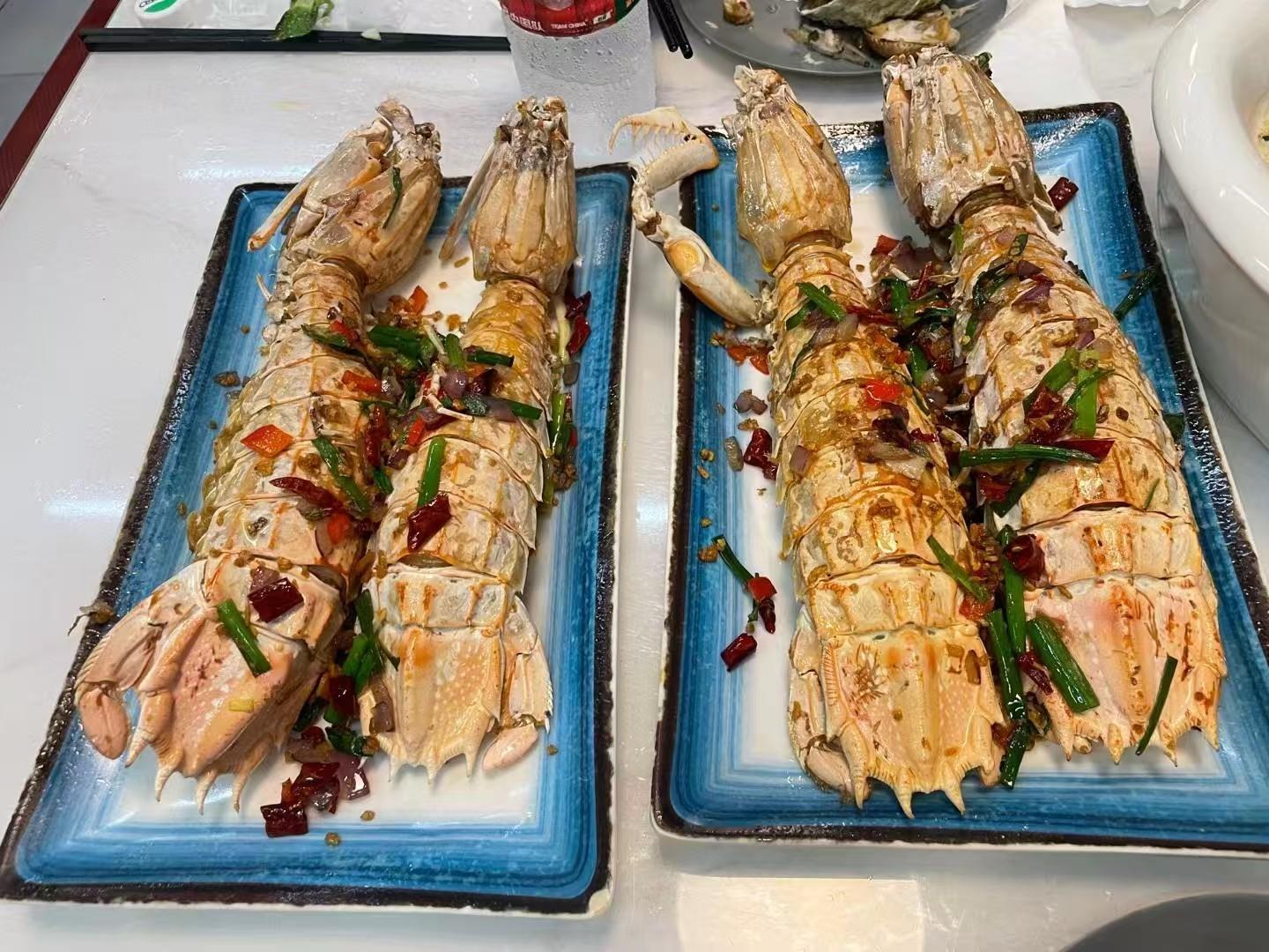 市监局称4只皮皮虾1035元价格合规带膏大好的话这确实不贵，在三亚市场买过几次基