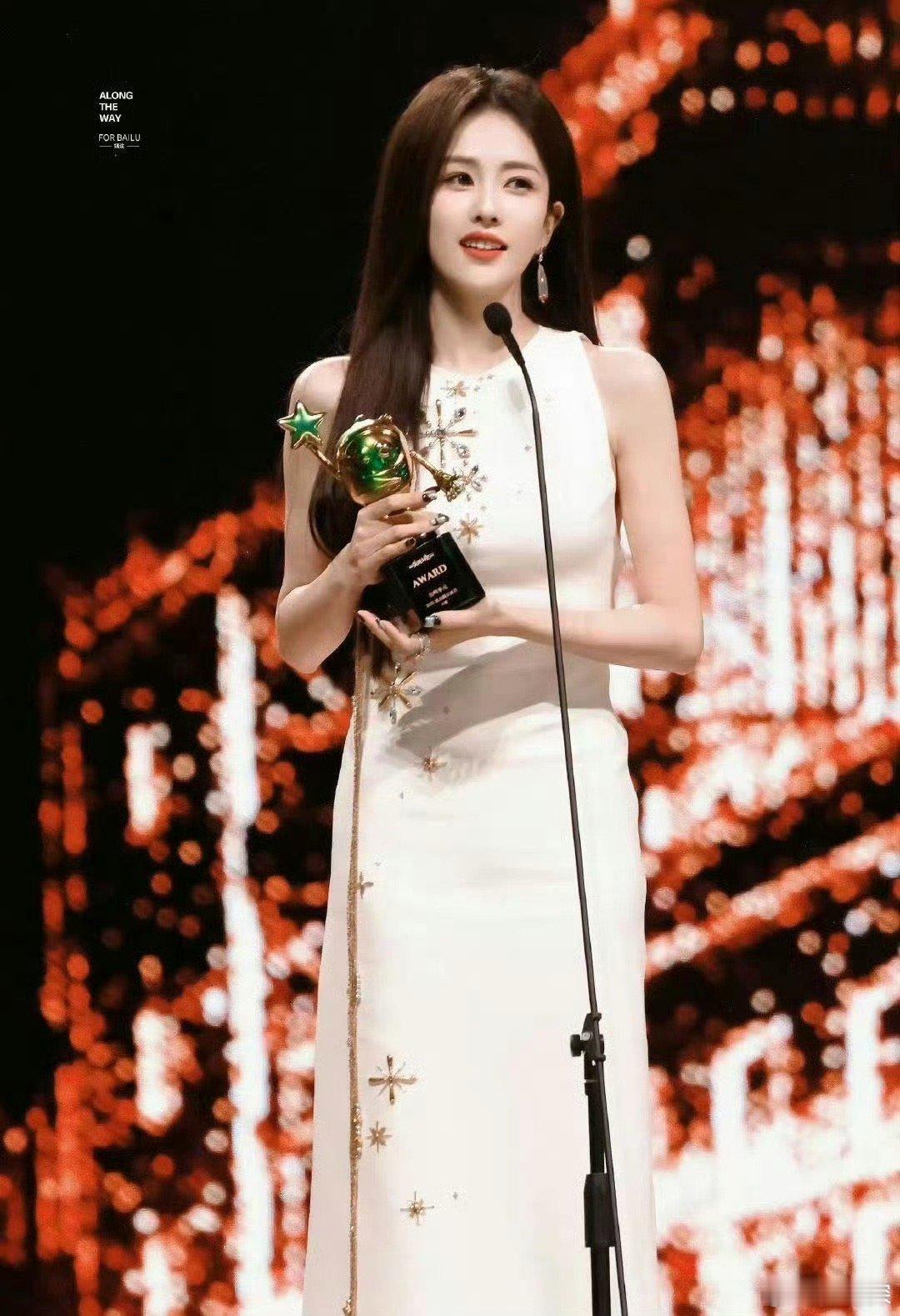 白鹿获三级演员职称 白鹿荣获三级演员职称，是努力的见证。她的一颦一笑皆有戏，在角