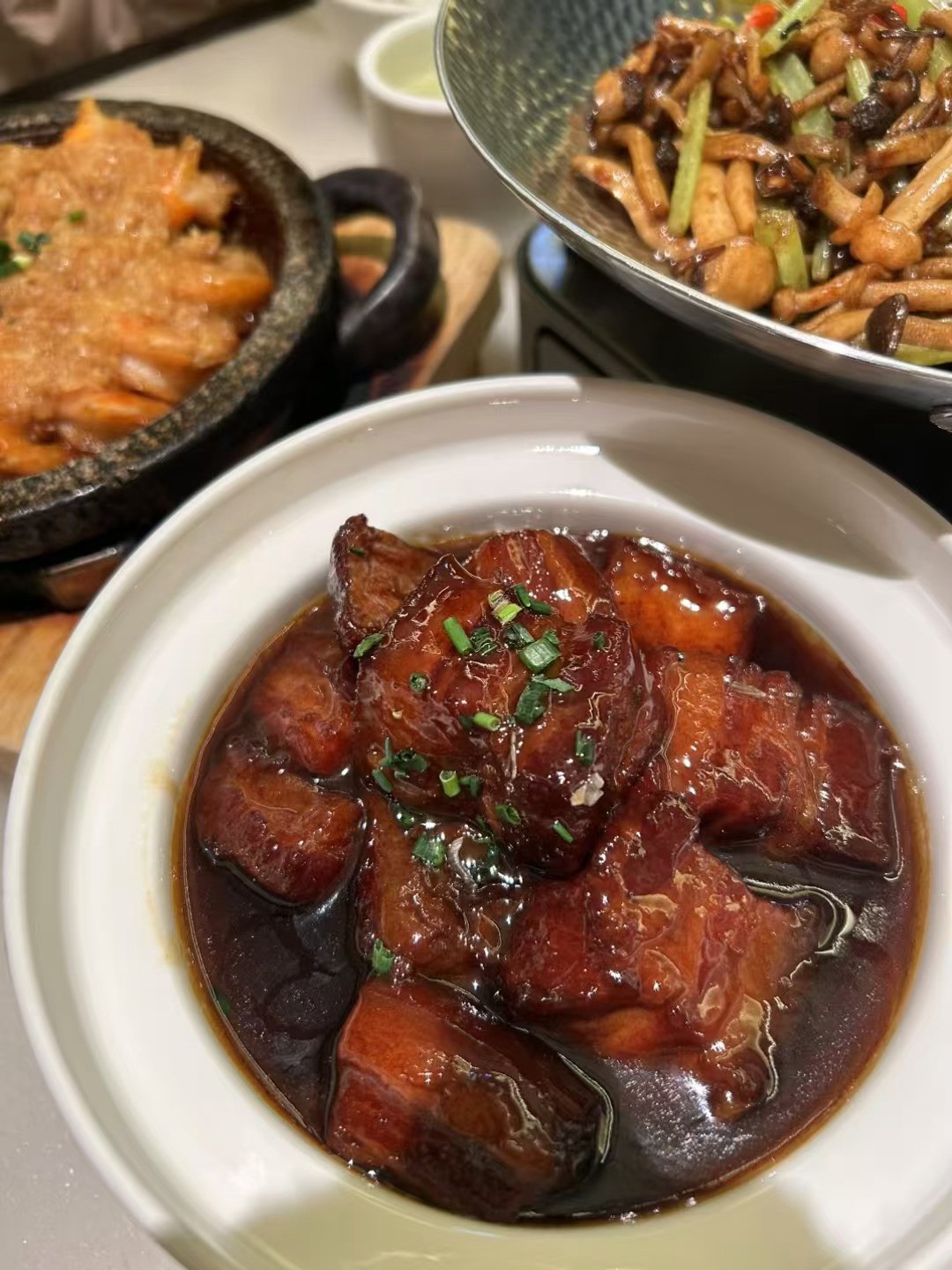 终于吃上饭了！红烧肉就喜欢这种甜口的，我妈妈做的老是咸口的，包吃（私密马赛，麻麻