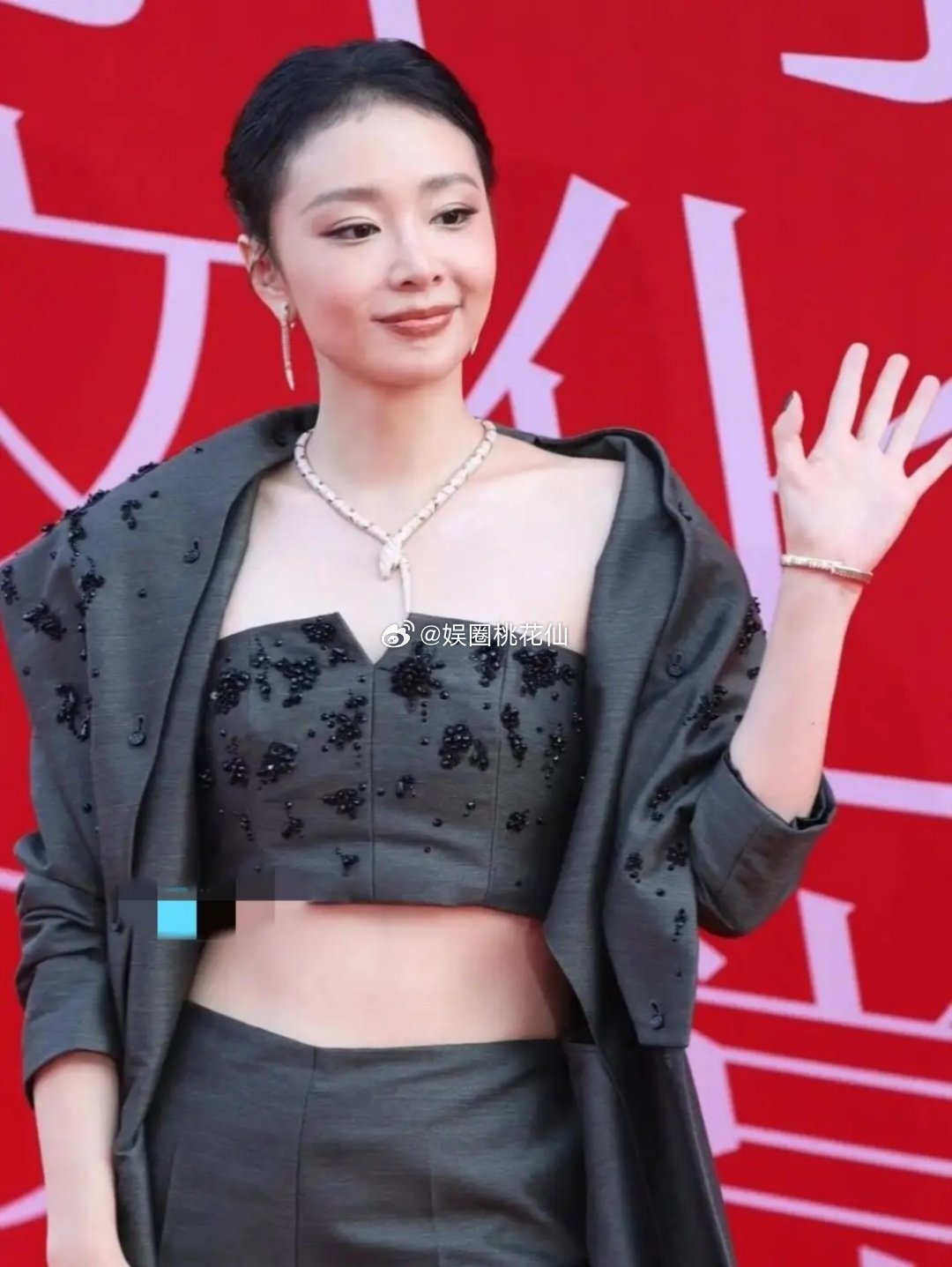 高叶红毯活动美照，穿灰色抹胸衣性感妩媚，贴头皮发型也好美 ​​​
