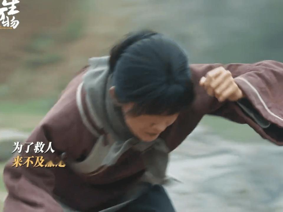 杨幂这段颤颤巍巍站起来嘴唇还在抖 谁没被杨幂这段打动！颤颤巍巍站起，嘴唇发抖却眼
