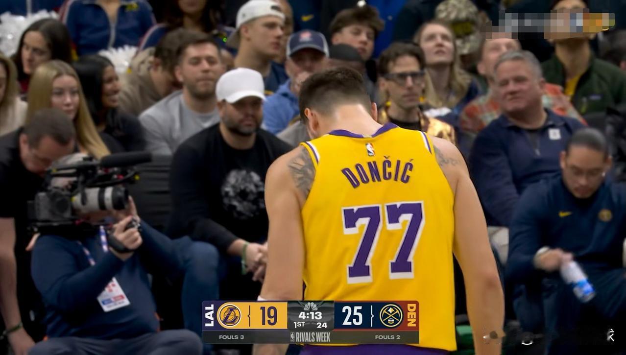 全明星票王东契奇又开启刷分模式了！在今天湖人客场挑战掘金的比赛中，目前双方的第一