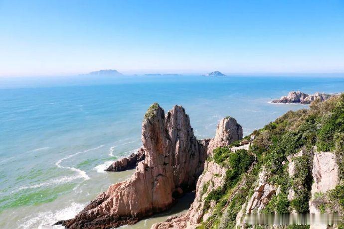 初夏登上台州大陈岛补充一波壁纸库初夏时节大陈岛海风和煦、风光旖旎，海岛礁石、碧海