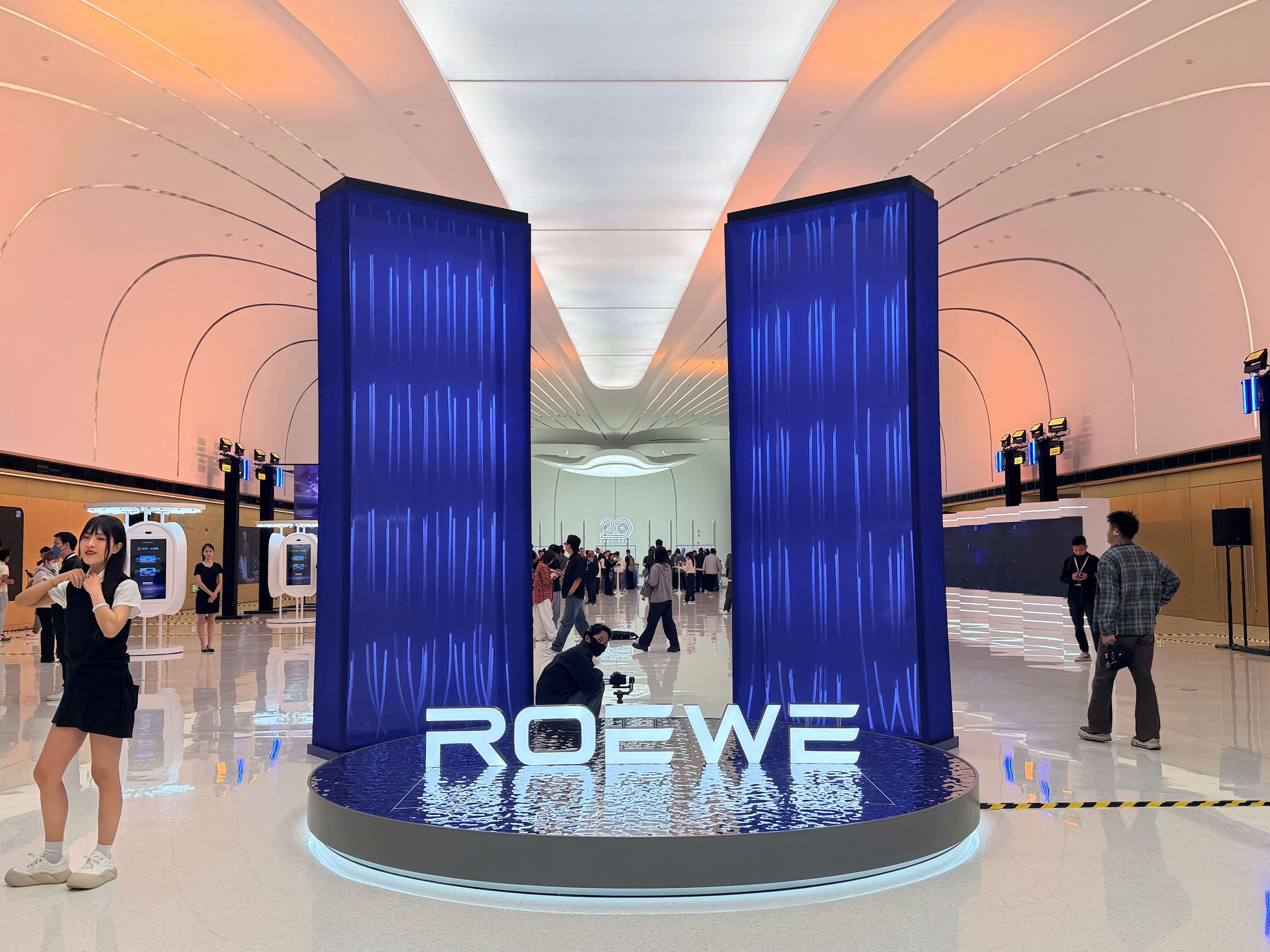 打卡荣威品牌之夜从经典车型到AI新序列，见证国潮品牌的二十年初心与焕新，期待荣威