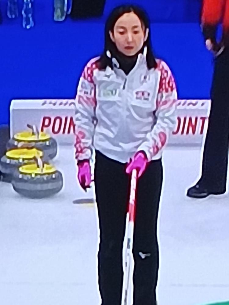 有人吐槽中日女冰壶对决里，日本队全程喊得没停。
 
尤其是四垒那嗓门，被骂成乌鸦