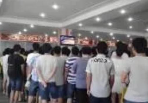 大学食堂里，一个外国留学生插队打饭，被中国学生指出后，竟一脚踹倒中国学生。其他学
