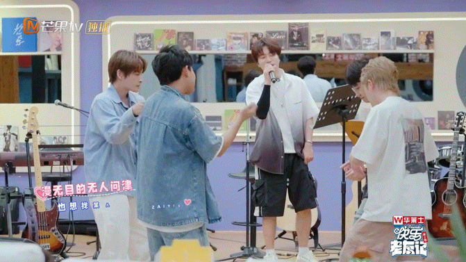 #陆虎在一起全员嗨翻了#这首歌真的是随便听听都会上头的程度，我就在屏幕外面看节目