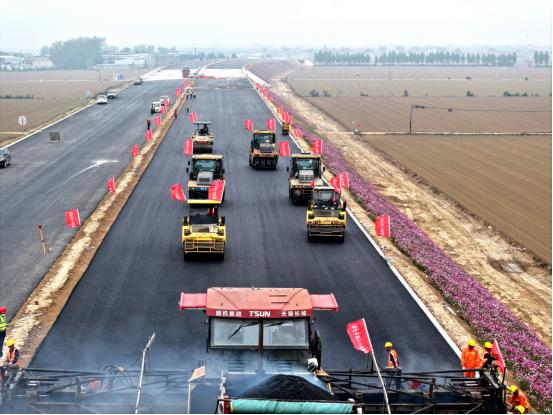 为什么高速公路不用水泥，而用沥青？一位55岁的包工头表示，80%的人不知道，一吨