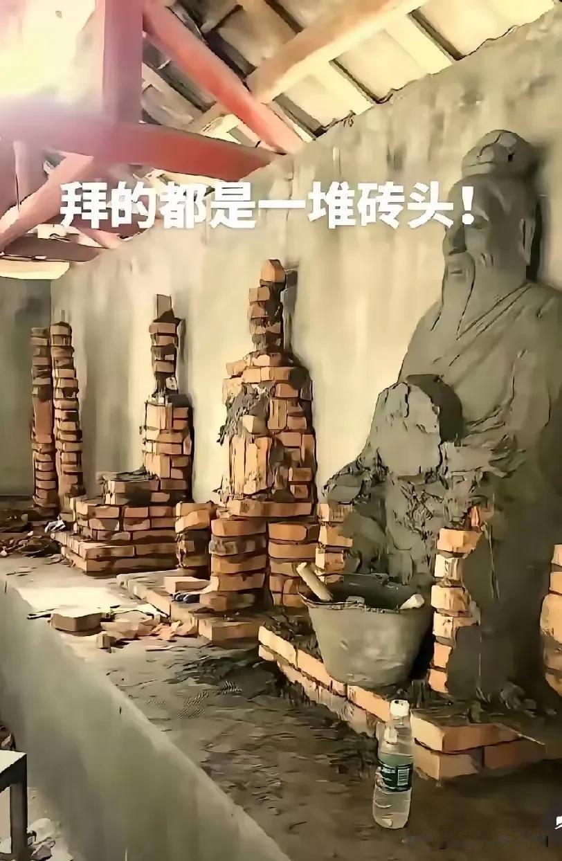 再虔诚，拜的也是一堆砖头……[黑线][黑线][黑线]
