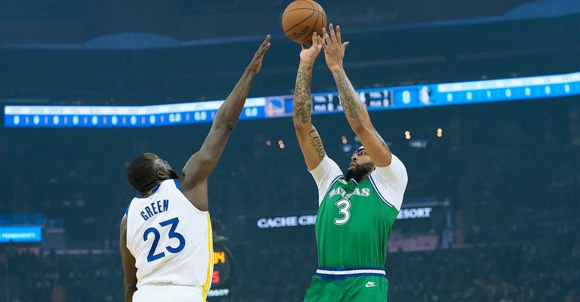 据记者Chris Haynes报道，勇士曾考虑过交易引进独行侠内线安东尼-戴维斯