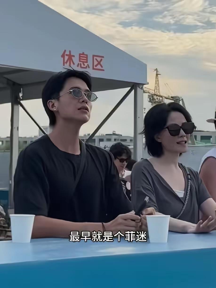 王菲跟助理瑞恩被传出了一点闲话，有人说他们的关系很亲密！
我认为王菲是一个大大咧