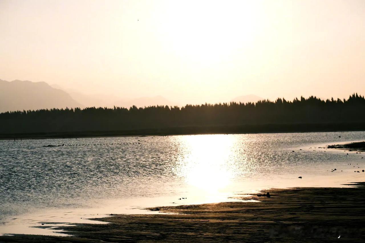 【福州·十七孔】

夕阳西下，落日余晖与辽阔的大海交汇，勾勒出绝妙的剪影via.