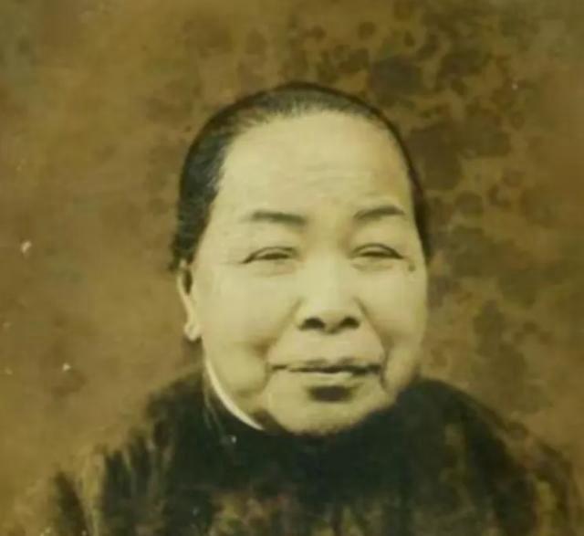 1963年，一位94岁老人从浙江溪口登上飞机，经香港低调转机抵达台北，蒋介石夫妇