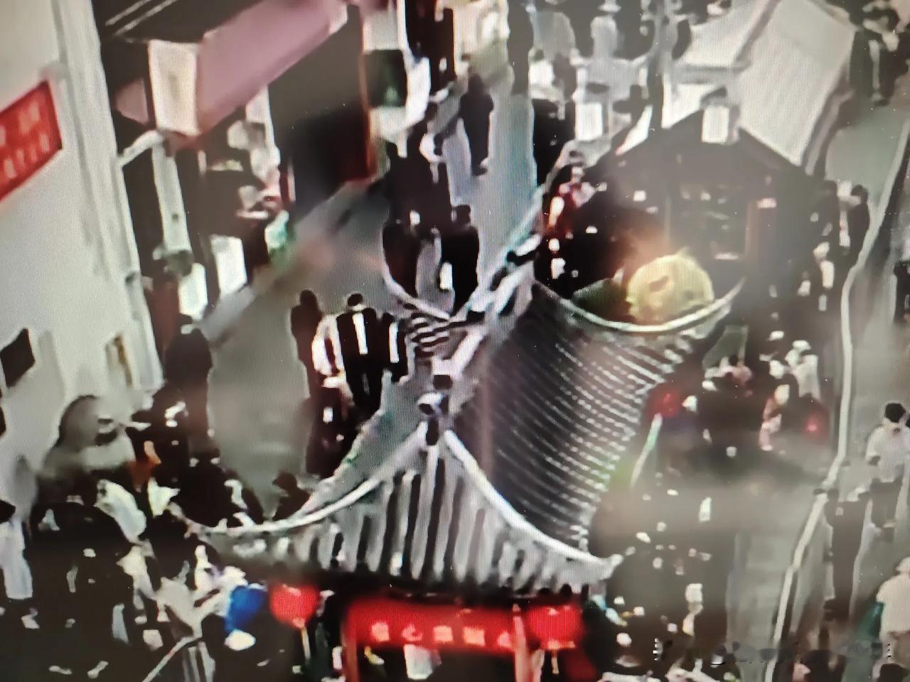 腊八粥：
小巷飘满腊粥香
春节采购日益忙
只为开年大团圆
阖家欢乐接吉祥