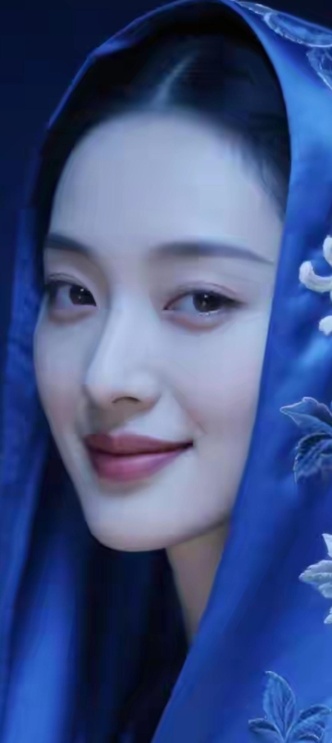 蓝色头巾下的温柔微笑，散发着神秘与优雅的气息。